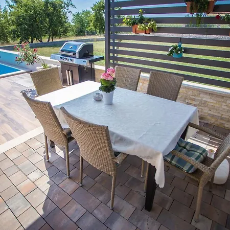 Mihaela By Briskva Vila *